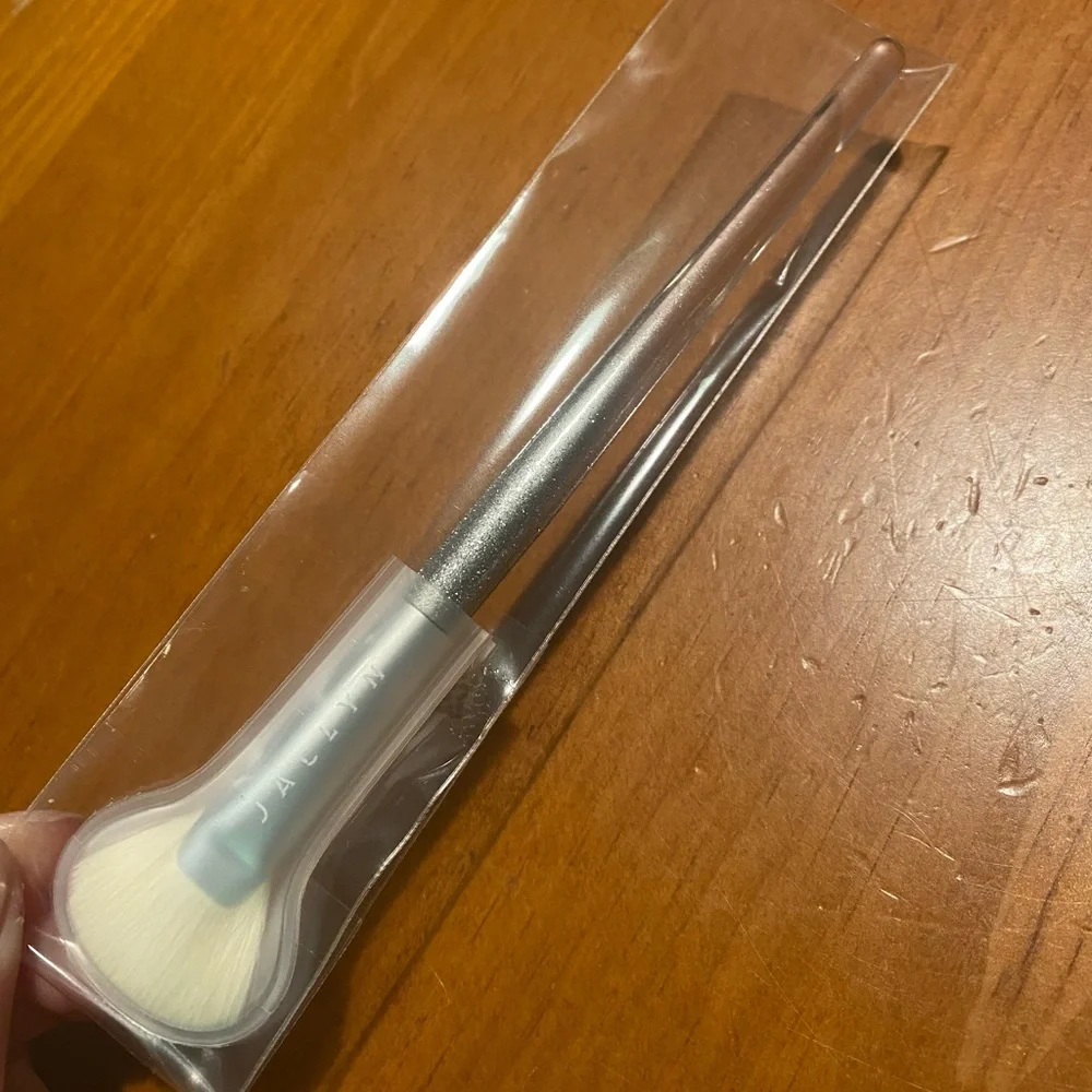 Jaclyn Cosmetics Highlighter Brush